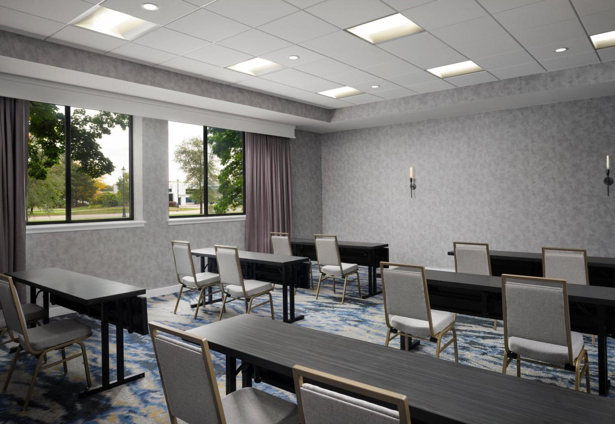 Sheraton Grand Rapids Airport Hotel Cascade Exterior photo