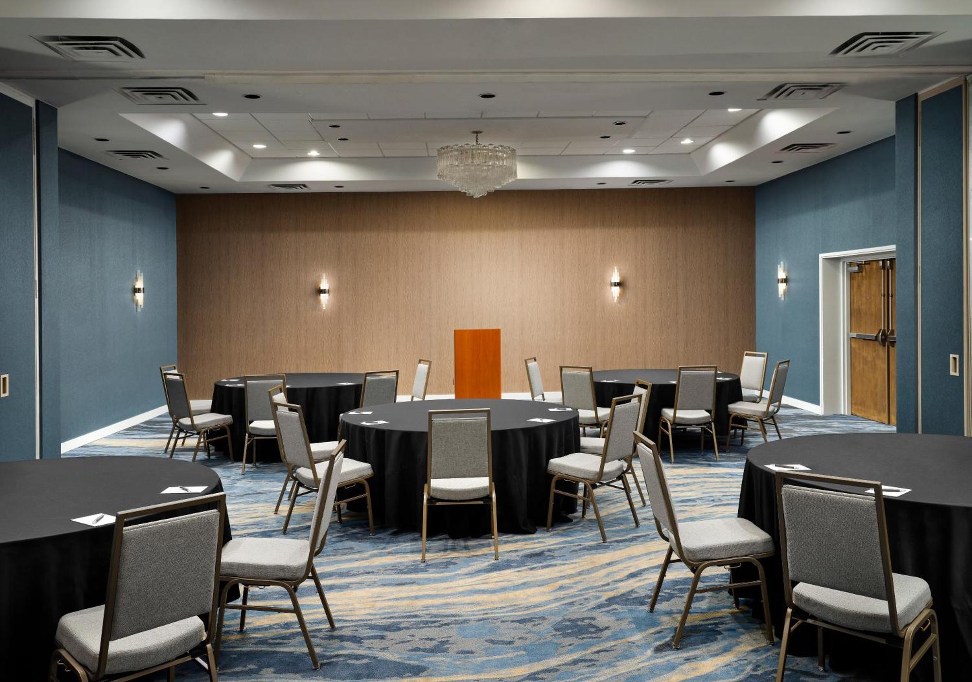 Sheraton Grand Rapids Airport Hotel Cascade Exterior photo