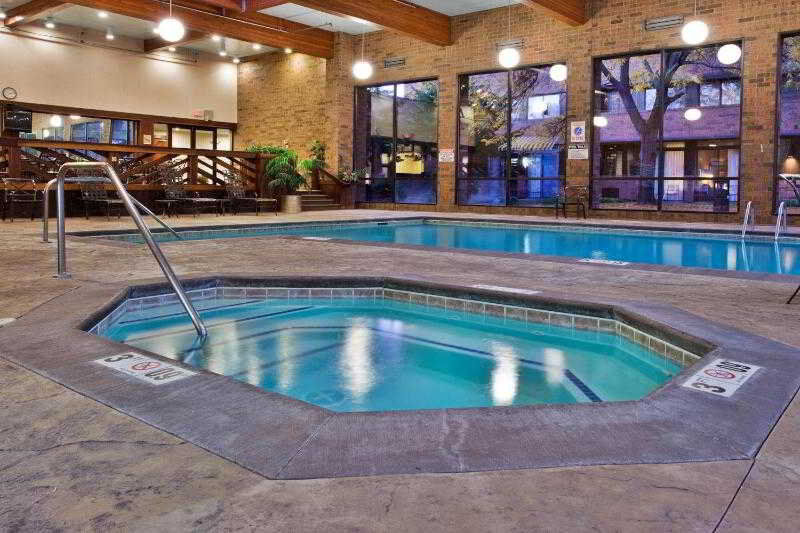 Sheraton Grand Rapids Airport Hotel Cascade Exterior photo